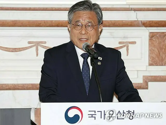 記者会見を行う許庁長＝８日、ソウル（聯合ニュース）