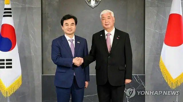 握手する安長官（左）と中谷防衛相（国防部提供）＝（聯合ニュース）≪転載・転用禁止≫