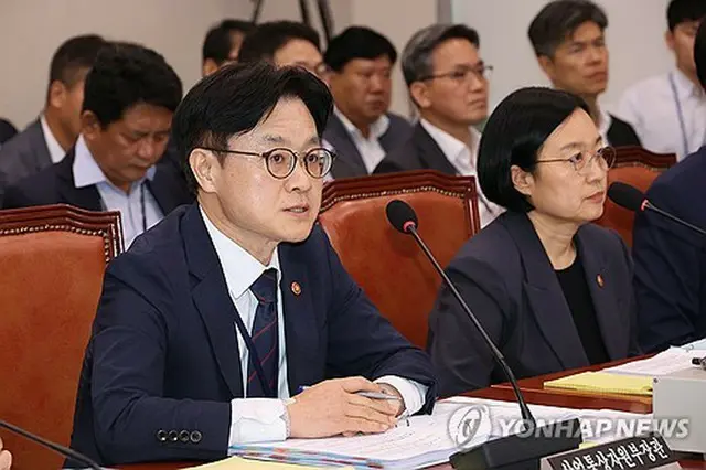国会産業通商資源中小ベンチャー企業委員会に出席した金正官長官＝８日、ソウル（聯合ニュース）