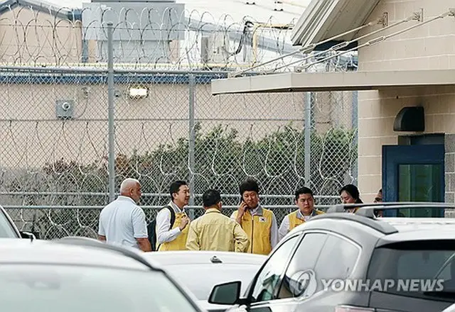米移民当局の拘束施設を訪れた韓国外交部関係者ら＝８日、フォークストン（聯合ニュース）