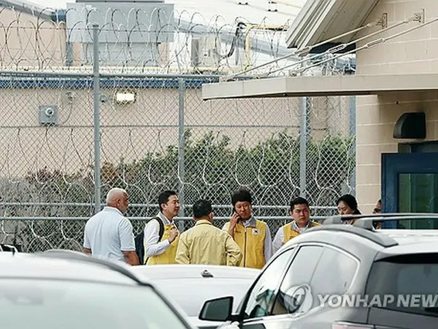 米移民当局の拘束施設を訪れた韓国外交部関係者ら＝８日、フォークストン（聯合ニュース）