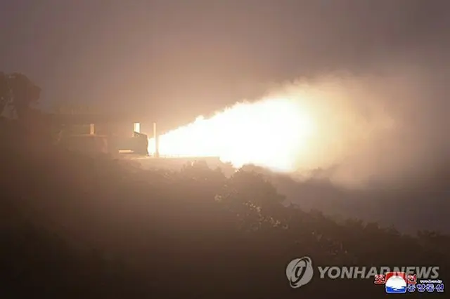 北朝鮮の朝鮮中央通信は９日、ミサイル総局と傘下の化学材料研究院が前日に炭素繊維複合材料を利用した固体燃料エンジンの地上燃焼実験を行い、金正恩国務委員長が視察したと報じた＝（朝鮮中央通信＝聯合ニュース）≪転載・転用禁止≫