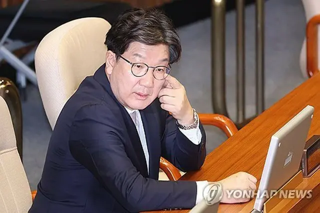 国会本会議に出席した権性東氏＝９日、ソウル（聯合ニュース）
