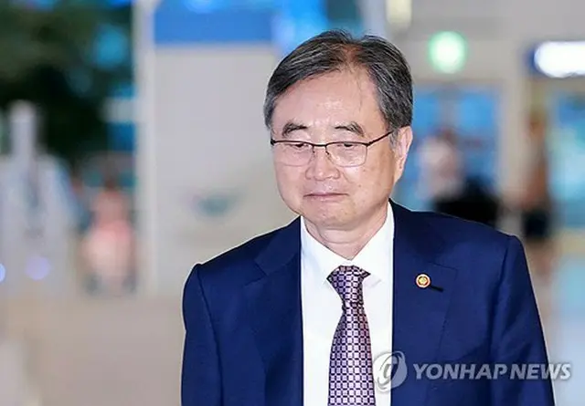 仁川国際空港から米国へ出発する趙顕・外交部長官＝８日、仁川（聯合ニュース）