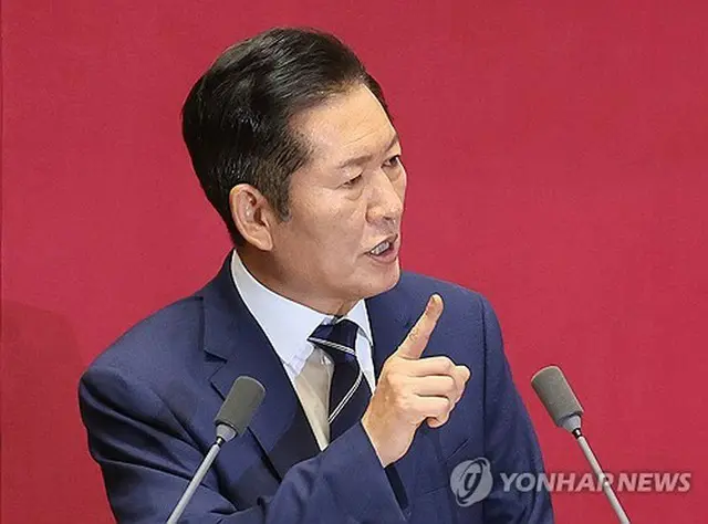 国会で演説する鄭清来氏＝９日、ソウル（聯合ニュース）