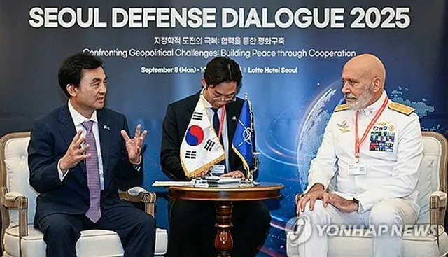 会談する韓国の安圭伯（アン・ギュベク）国防部長官とＮＡＴＯのドラゴーネ軍事委員長（同部提供）＝（聯合ニュース）≪転載・転用禁止≫