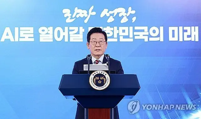 ８日にソウルで開かれた国家人工知能戦略委員会の発足式に出席した李大統領＝（聯合ニュース）