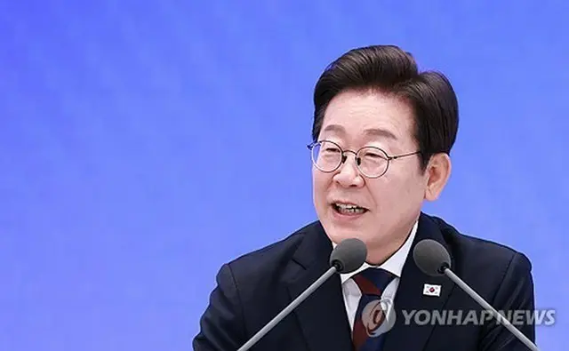７月３日に就任１カ月の記者会見を開いた李大統領＝（聯合ニュース）