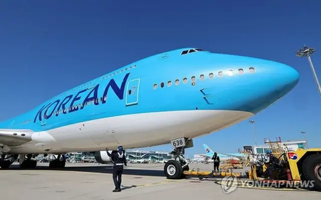 仁川国際空港で離陸の準備をするチャーター機（航空写真記者団）＝１０日、ソウル（聯合ニュース）