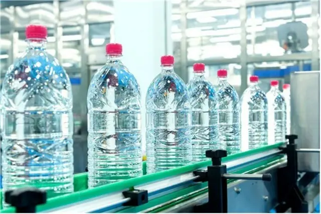 ペットボトル詰め作業が行われる「ソウル漢江の水」(写真＝ソウル市提供)
