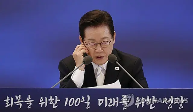 会見を行う李大統領（大統領室通信写真記者団）＝１１日、ソウル（聯合ニュース）