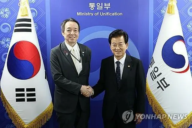 握手を交わす韓国の鄭東泳統一部長官（右）と日本の水嶋光一駐韓大使＝１１日、ソウル（聯合ニュース）