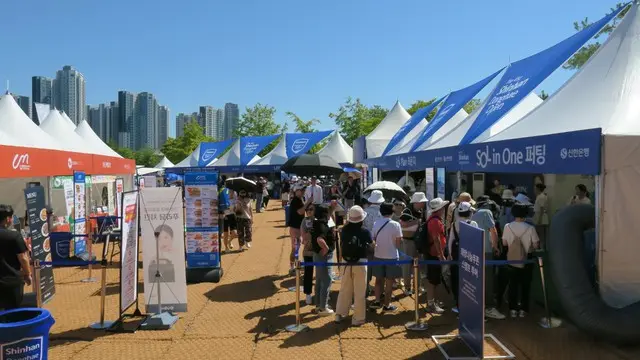 多くのギャラリーがイベント会場に集まって楽しんでいる（写真：wowKorea）