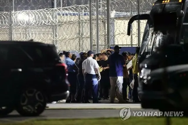 拘束施設を出る韓国人動労者ら＝１１日、フォークストン（聯合ニュース）