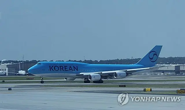 韓国の現代自動車グループなどが米南部ジョージア州に建設している工場で米移民当局に拘束された韓国人約３００人や日本人３人などが１２日未明（日本時間）、アトランタ空港からチャーター便で出発した＝（聯合ニュース）