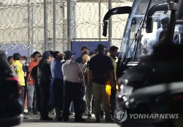 拘束施設を出る韓国人動労者ら＝１１日、フォークストン（聯合ニュース）