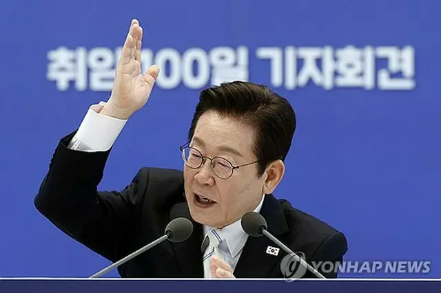 旧大統領府「青瓦台」で就任１００日の記者会見を行う李大統領＝１１日、ソウル（聯合ニュース）