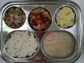保育園が公開した給食の写真に「幼虫」が混入＝韓国