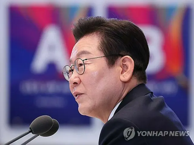 就任１００日に合わせて記者会見を開いた李大統領＝１１日、ソウル（聯合ニュース）