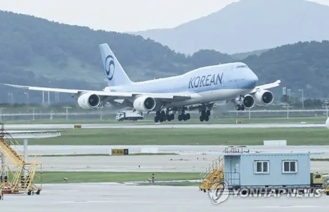 仁川国際空港に着陸するチャーター機＝１２日、仁川（聯合ニュース）