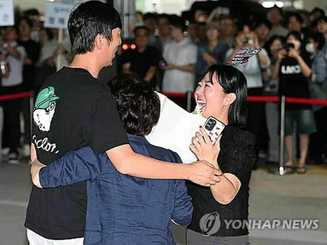 「自由だ！」米で拘束の韓国人労働者が帰国　家族と涙の再会