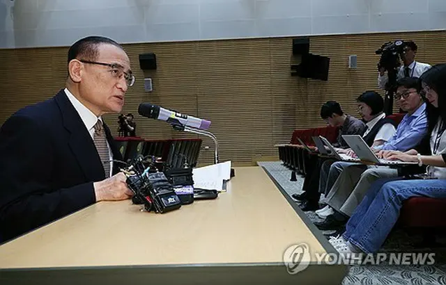 大統領室庁舎で記者会見する魏聖洛・国家安保室長＝１２日、ソウル（聯合ニュース）