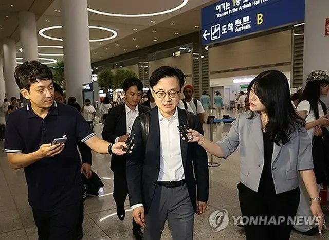 仁川空港に到着した金正官・産業通商資源部長官＝１４日、仁川（聯合ニュース）