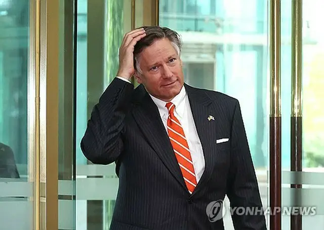 外交部を訪れたランドー米国務副長官＝１４日、ソウル（聯合ニュース）