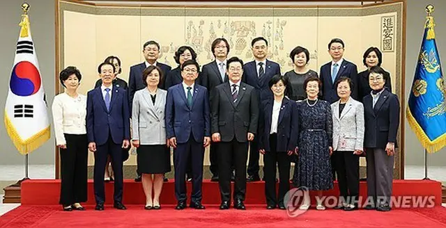 閣僚らと記念撮影する李大統領（前列中央）＝１５日、ソウル（聯合ニュース）