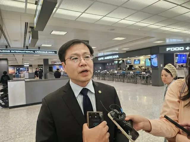 米ダレス国際空港で記者団の取材に応じる呂翰九・通商交渉本部長＝１５日、ワシントン（聯合ニュース）
