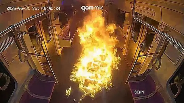 防犯カメラが捉えた地下鉄車内の様子（ソウル南部地検提供）＝（聯合ニュース）≪転載・転用禁止≫