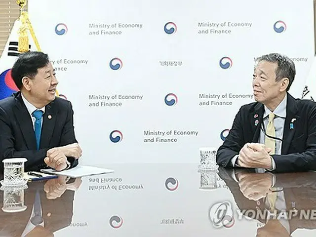 会談する具潤哲（ク・ユンチョル）経済副首相兼企画財政部長官（左）と日本の水嶋光一駐韓大使（企画財政部提供）＝（聯合ニュース）≪転載・転用禁止≫