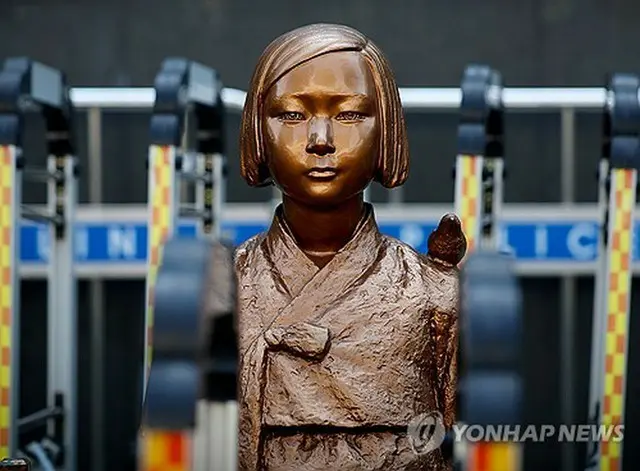 ソウルの日本大使館前に設置されている旧日本軍の慰安婦を象徴する「平和の少女像」＝（聯合ニュース）