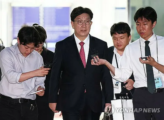 自身の逮捕状発付の是非を判断する令状審査に出席した後、ソウル中央地裁を出る権性東氏＝１６日、ソウル（聯合ニュース）