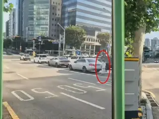 「幽霊かと」…車の後ろで信号待ちし、車とともに左折した女性＝韓国