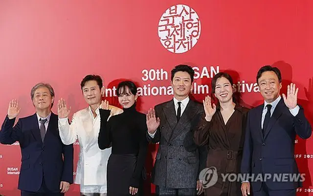 オープニング作「仕方がない」のパク・チャヌク監督（左端）や出演俳優ら＝１７日、釜山（聯合ニュース）