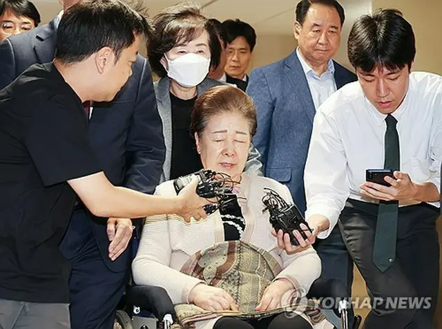 取り調べを終えて帰宅する韓氏＝１７日、ソウル（聯合ニュース）