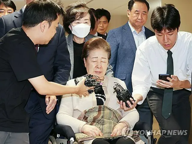 取り調べを終えて帰宅する韓氏＝１７日、ソウル（聯合ニュース）