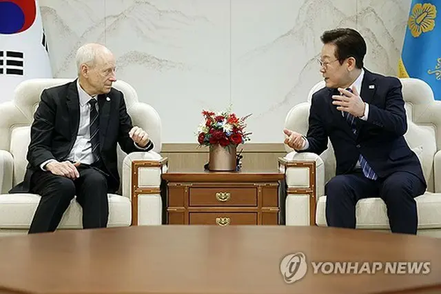 サンデル氏（左）と対話する李大統領（大統領室通信写真記者団）＝１８日、ソウル（聯合ニュース）