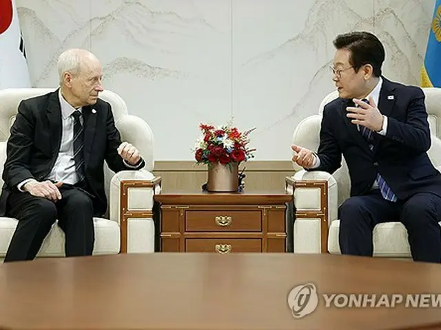 李大統領がサンデル教授と面会　「平和、損失ではなく現実的利益」