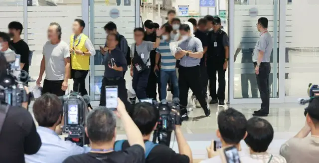 12日に米国から仁川国際空港に到着した韓国人の労働者ら（写真＝共同取材）