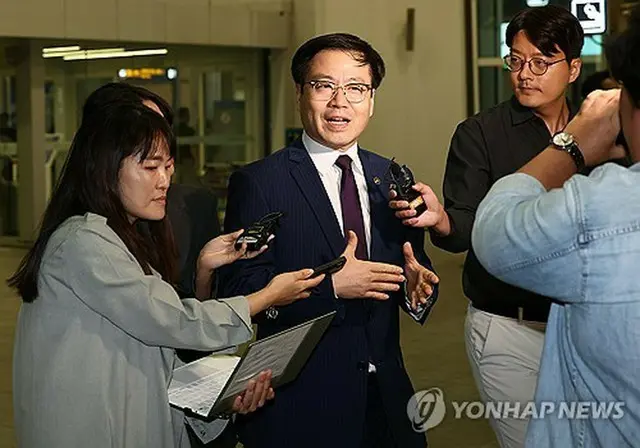 記者団の質問に答える呂氏＝１９日、仁川（聯合ニュース）