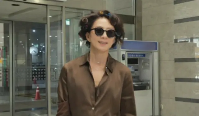 本当に女優キム・ヒエ？…ヘアカーラーXサングラスの出勤姿をキャッチ＝（飛ぶなら何する？）
