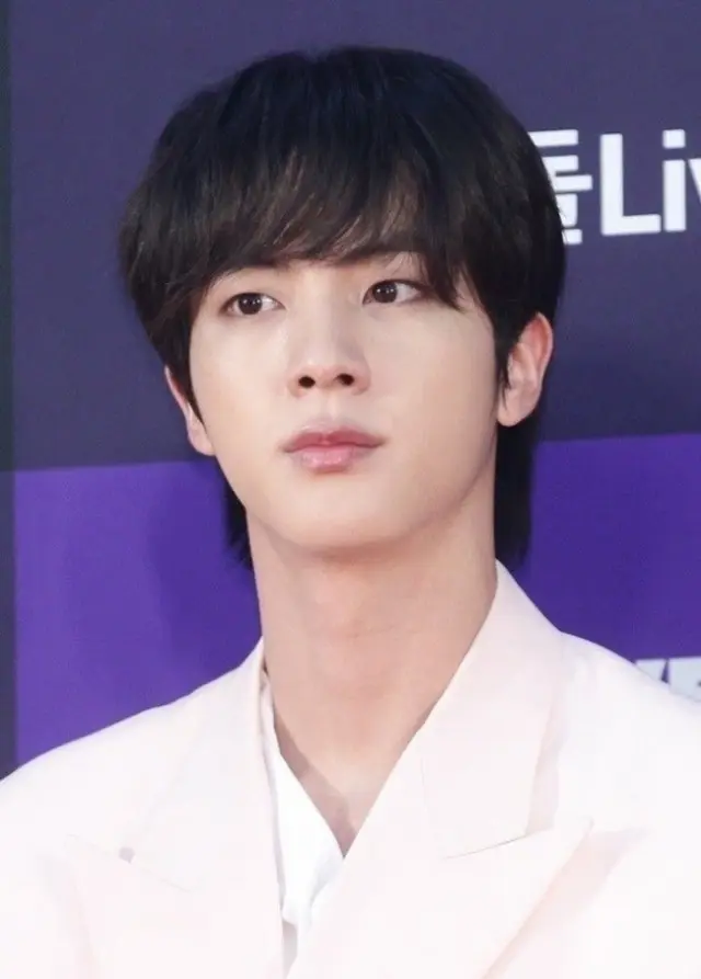 「BTS」JINのソロ曲が再び「芸術の殿堂」の噴水ショーに…今回は「Don't Say You Love Me」