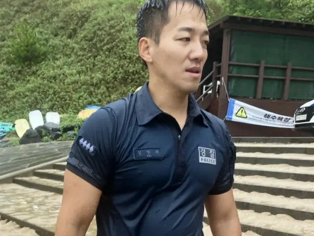 サーフボードで2メートルの波を乗り越えて観光客を救助した警察官が話題＝韓国報道