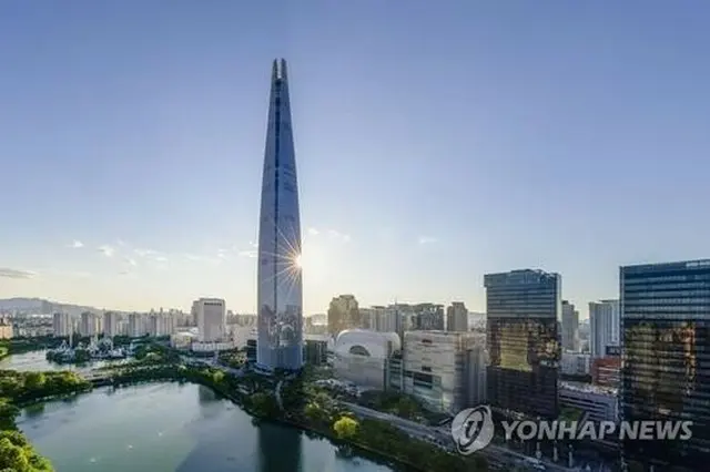 韓国最高層ビルの「ロッテワールドタワー」（ロッテ物産提供）＝（聯合ニュース）≪転載・転用禁止≫