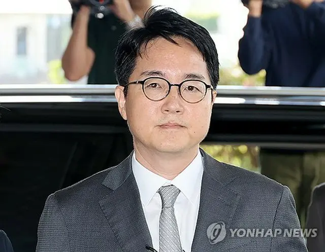 特別検察官チームの事務所に出頭した沈雨廷（シム・ウジョン）前検事総長＝２１日、ソウル（聯合ニュース）