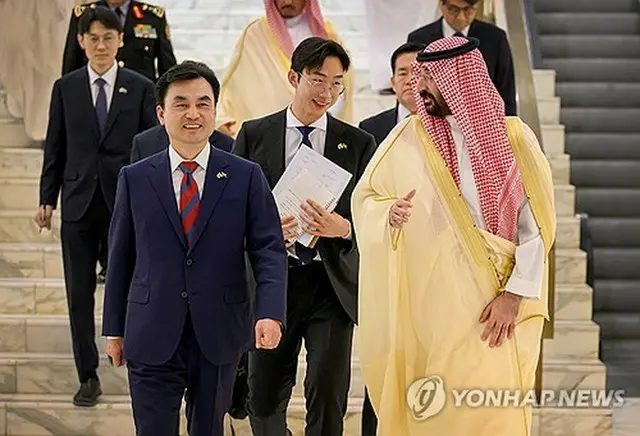 会談に臨む韓国の安圭伯国防部長官（左）とサウジアラビアのアブドラ・ビン・バンダル国家警備相（国防部提供）＝（聯合ニュース）≪転載・転用禁止≫