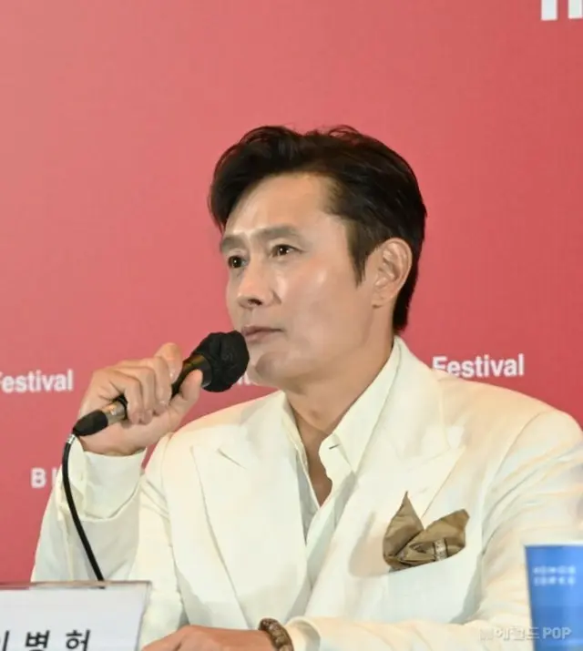 映画「仕方ない」イ・ビョンホン、「私が踊るシーン、『母なる証明』のキム・ヘジャ先輩を思い浮かべた」