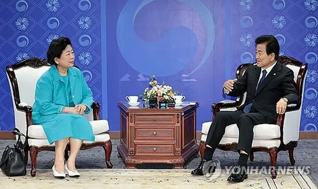 玄貞恩氏（左）と鄭東泳氏＝２２日、ソウル（聯合ニュース）